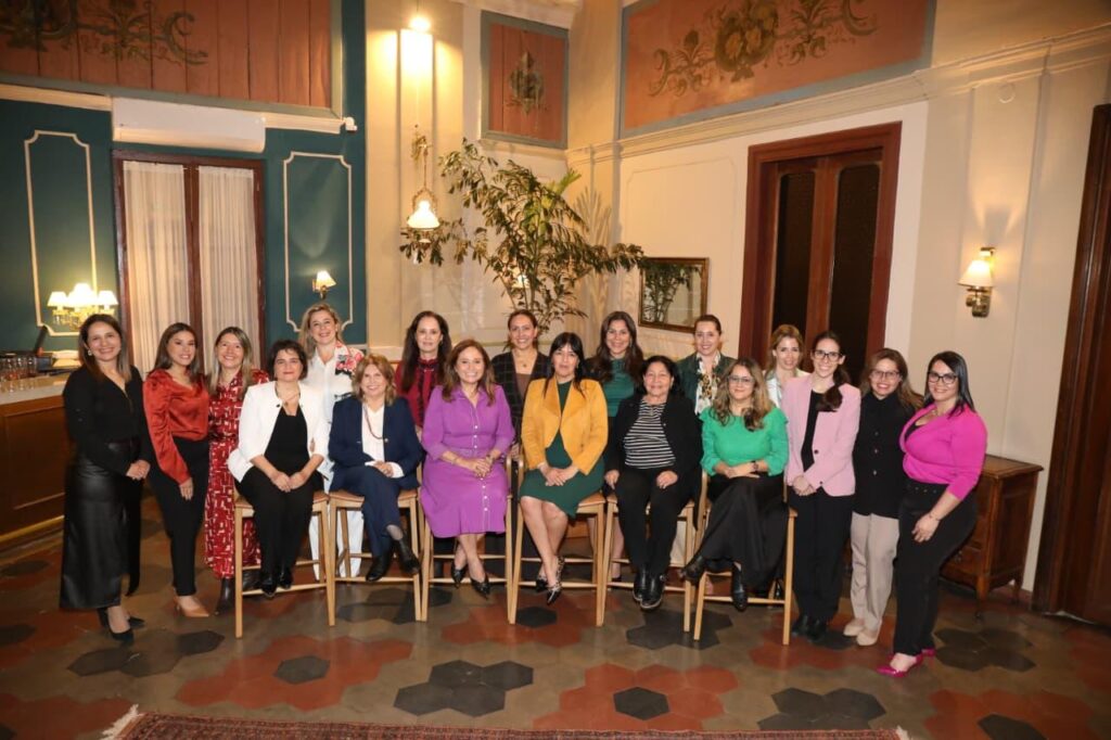 Integrantes de la Asociación Paraguaya de Mujeres con Carreras Jurídicas y Sociales (APMCJS) durante el encuentro en el que oficializaron la creación de la organización, realizado en Asunción.