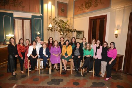Integrantes de la Asociación Paraguaya de Mujeres con Carreras Jurídicas y Sociales (APMCJS) durante el encuentro en el que oficializaron la creación de la organización, realizado en Asunción.