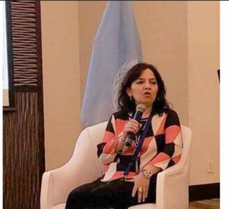 Representante de la Secretaría de Género del Poder Judicial expone sobre la aplicación del enfoque de género en la justicia.